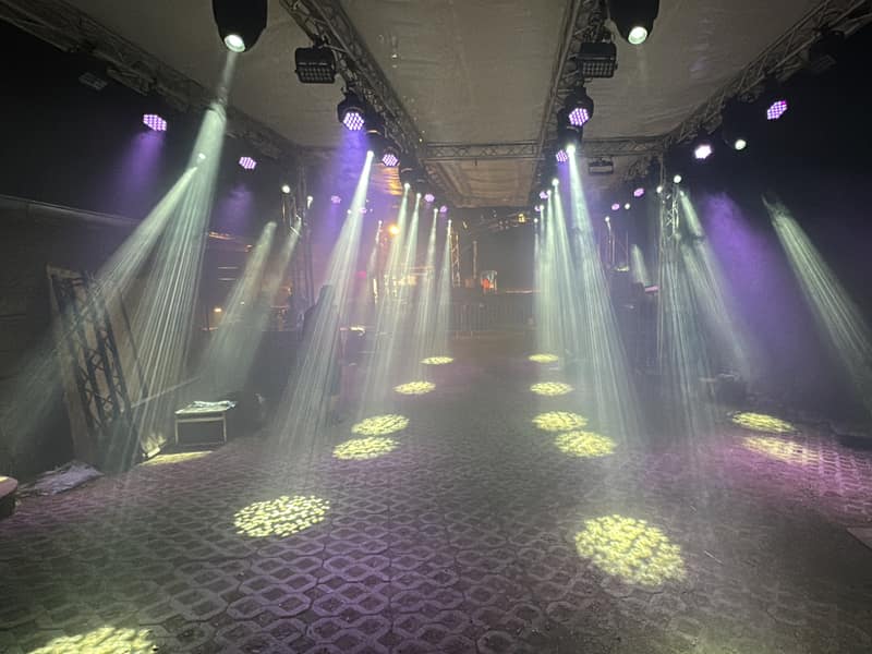 Festsaal mit Beschallungsanlage und Live-Musik