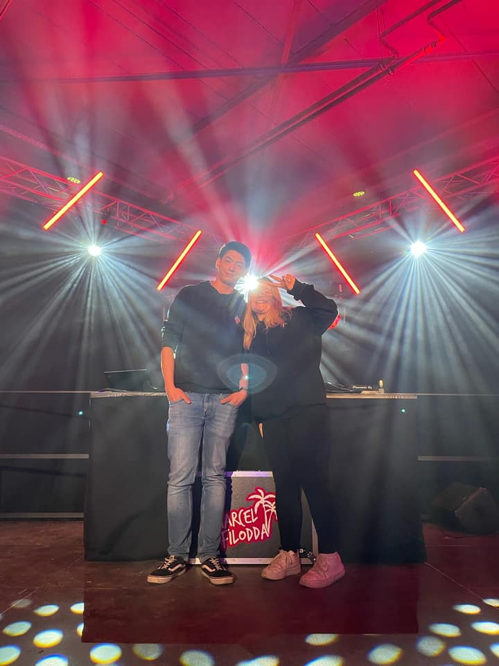 Jannik Röhrig backstage bei einem Event, im Hintergrund ein Lichtrig in Rot