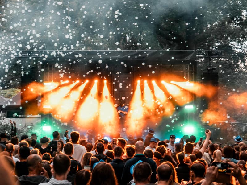 Große Open-Air-Bühnenproduktion mit auffächernder Lichtshow