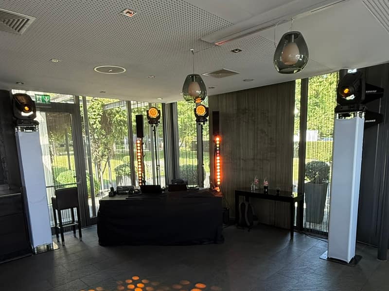 Elegant aufgebaute DJ- und Lichtanlage für eine Hochzeitsfeier