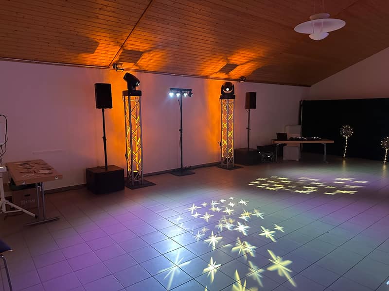 Tanzfläche mit Sternenhimmel-Gobo-Projektion und aufgebautem DJ-Equipment bei einer privaten Feier