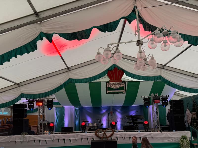 Festzelt-Bühne mit Live-Band, Beschallung und Lichttechnik beim Schützenfest