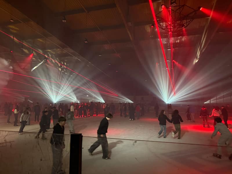Eissporthalle mit roten Laserstrahlen