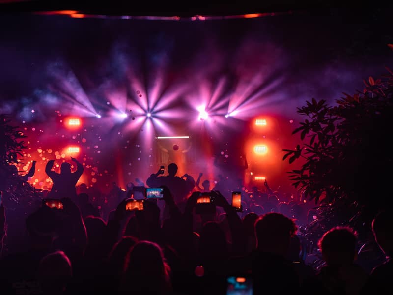 Aufgebautes Lichttechnik-Rig auf leerer Open-Air-Bühne vor Showbeginn