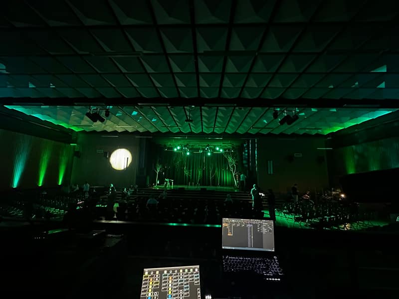 Konzertsaal in grünes Bühnenlicht getaucht mit Ensemble auf der Bühne