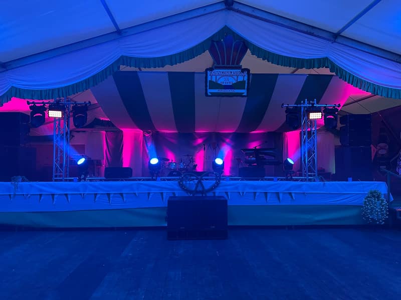 Festzelt-Bühne in Pink und Blau ausgeleuchtet beim Schützenfest